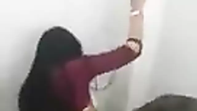 Bir kız, tuvalette Özbek bir adamla seks yaptı.