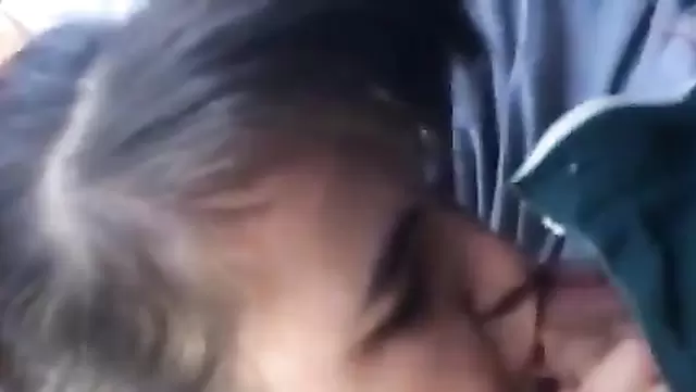 Bir adam, Özbek genç kızın yanağına verdi.