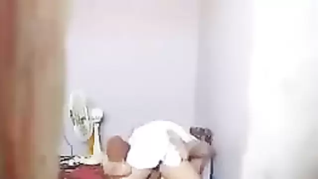 Yaşlı Özbek hatun, yerde kocasına veriyor.