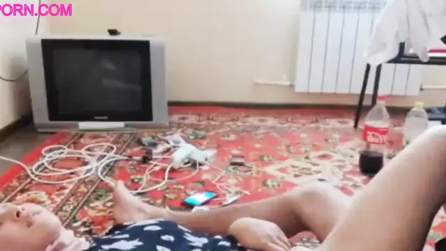 Genç eş, kocasıyla yere boşalıyor.