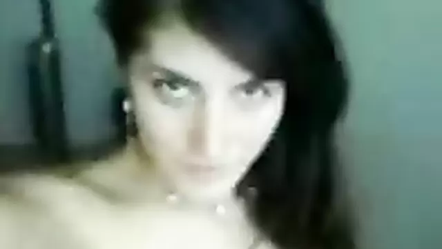 Ateşli Özbek cam kız kameraya poz veriyor.