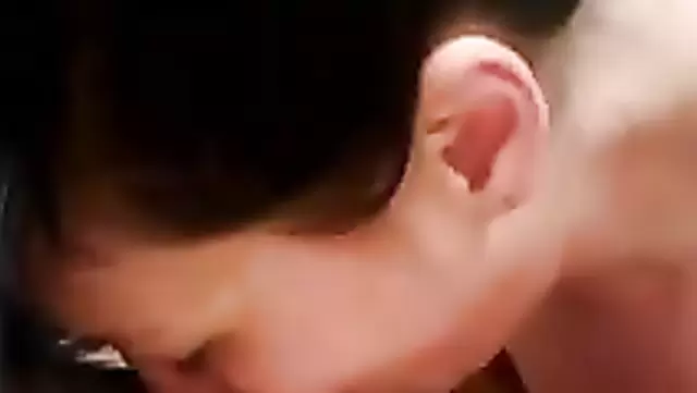 Olgun bir kadın, Özbek bir adama yumuşak bir oral yapıyor.