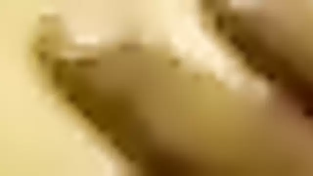 Özbek güzeli, gerçek pornoda amına sertçe geçiriyor.