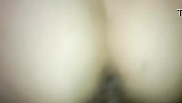 Özbek adam ateşli bir orospuyla seks videosunu çekiyor.