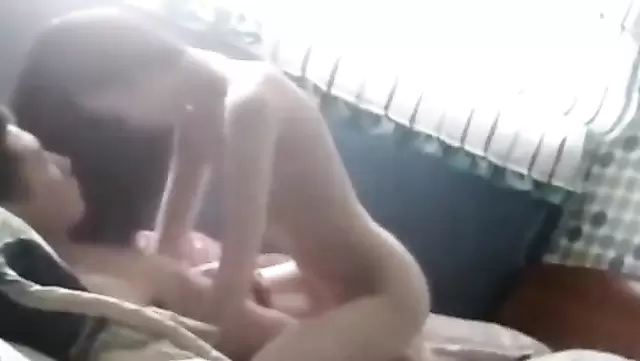 Adam sabah zayıf Özbek kızı sikişiyor.