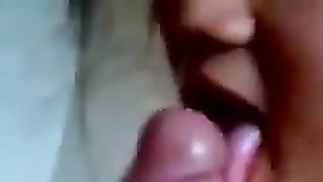 Genç Özbek kız, bir adama yumuşak bir oral yapıyor.