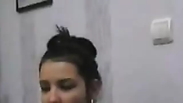 Güzel Özbek kız çıplak götünü sergiliyor.