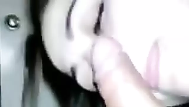 Özbekistanlı koca, kocasının aletini şehvetle emiyor.