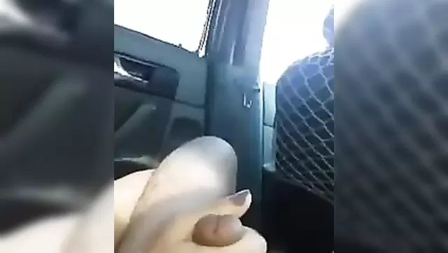 Özbek kadın, arkadaşının aletini arabada mastürbasyon yapıyor.