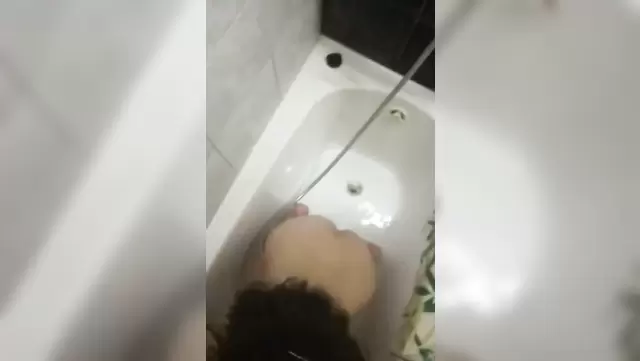 Genç kız banyoda Özbek aletini yavaş yavaş yalıyor.