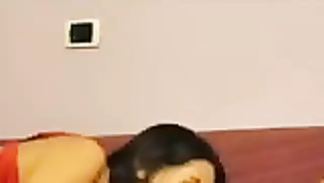 Özbek adam uyanıp güzel kadını sikişiyor.